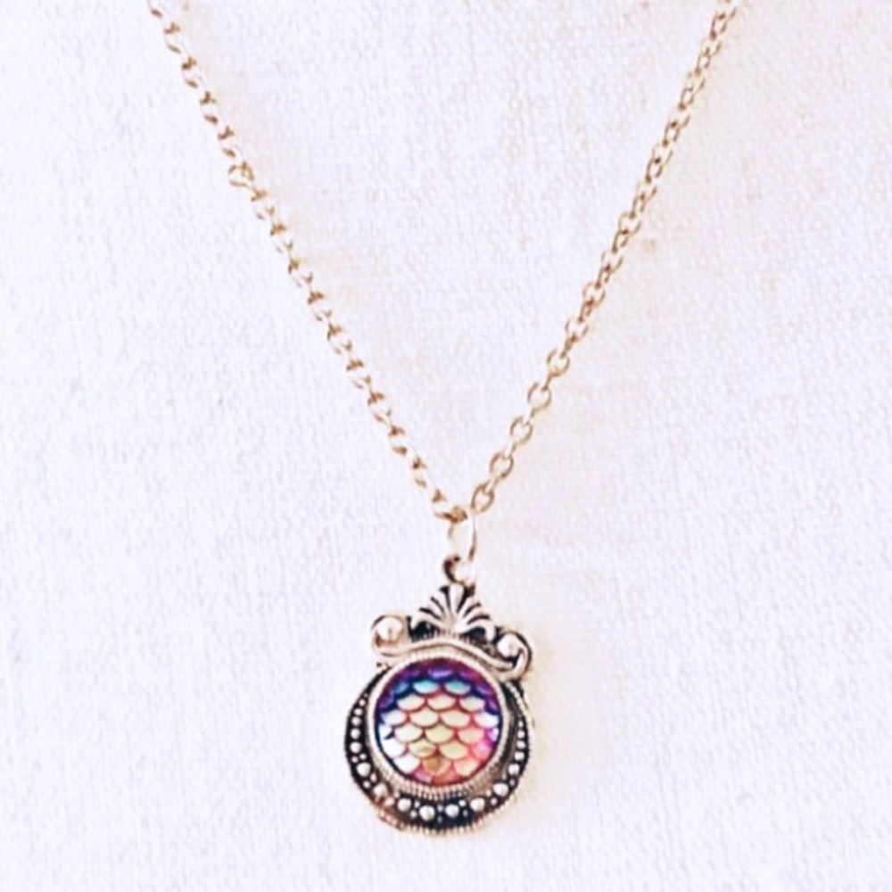 ⭐️ Red Iridescent Scale Necklace ⭐️ 2 for 15